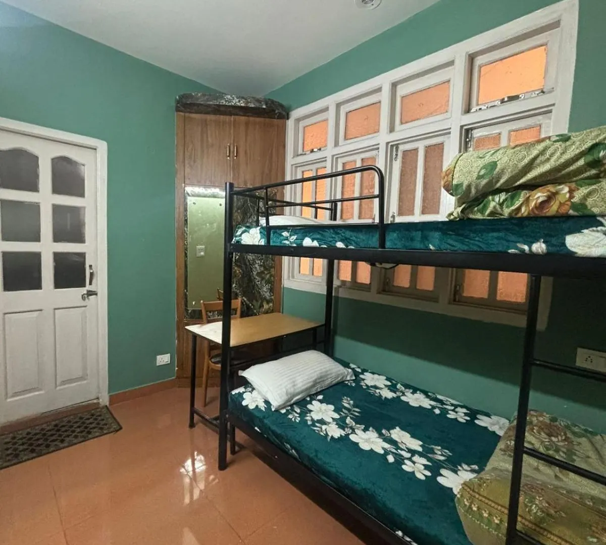 Zuzu - A Travellers Hostel Σίμλα
