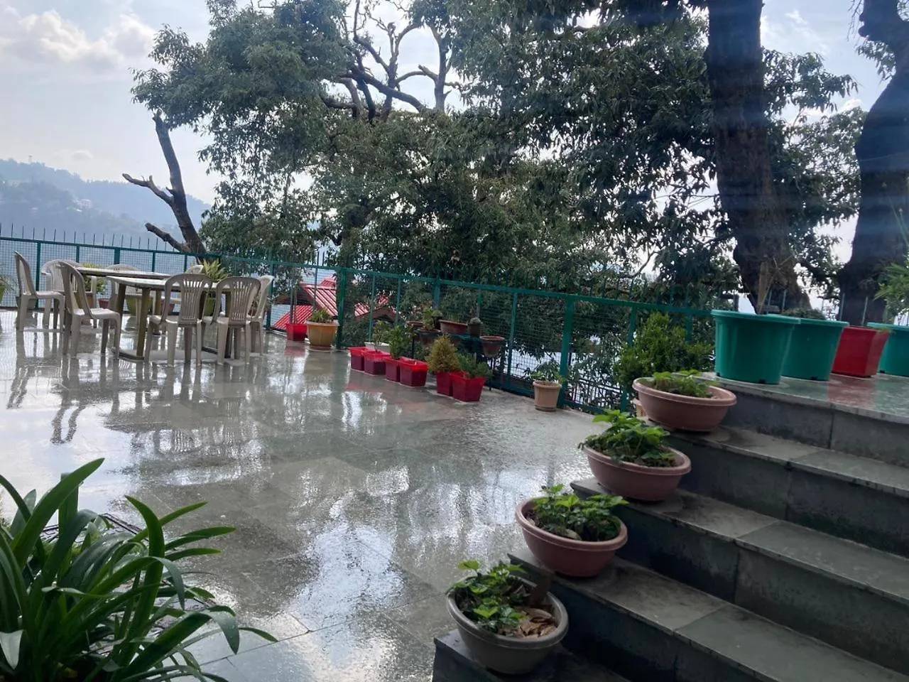 Zuzu - A Travellers Hostel Σίμλα