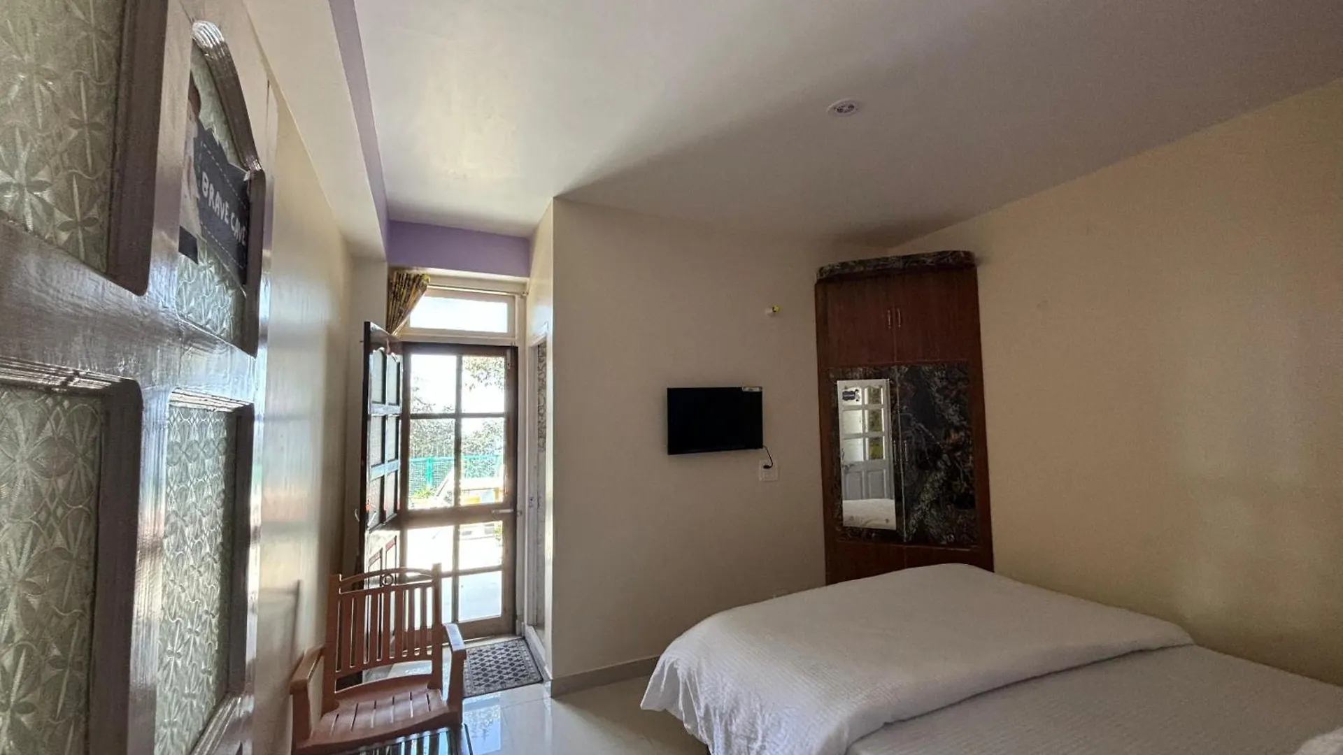 Zuzu - A Travellers Hostel Σίμλα